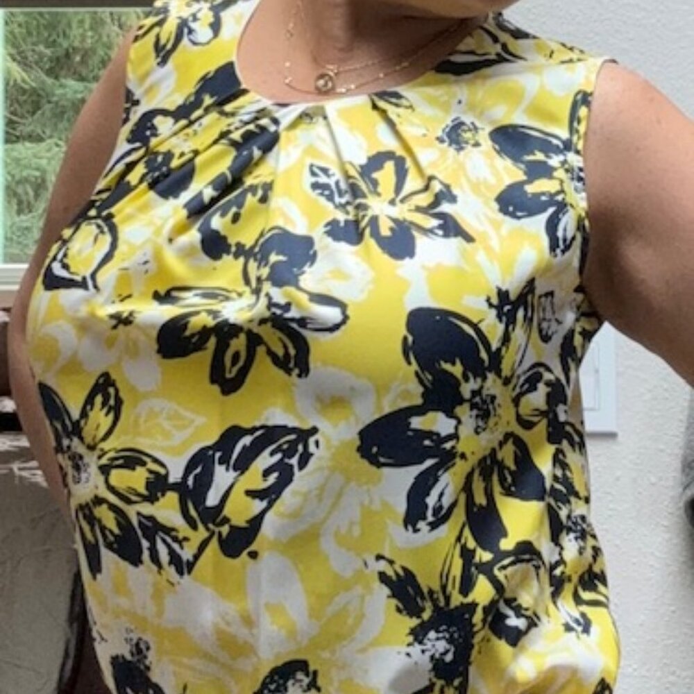 Jones New York Collection.  Top Summer Yellow Navy Blue NWT. Washable